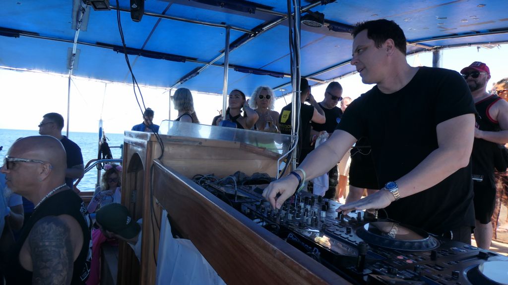 Markus Schulz played most of the trip, nice set